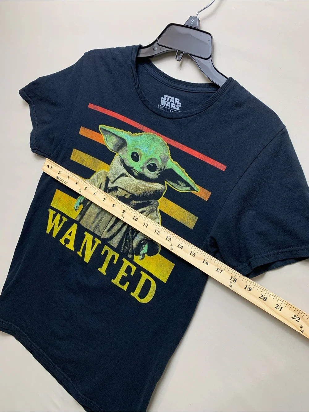 Star Wars The Mandolorian The Child' Baby Yoda Wanted Graphic Tee - Black Small